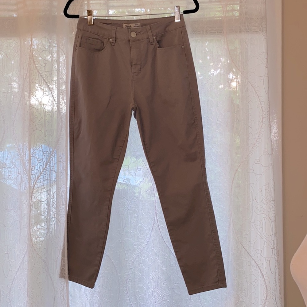 Grey ankle high rise pant